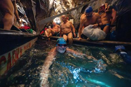 Otužilci v Punkevních jeskyních, 4. 10. 2025