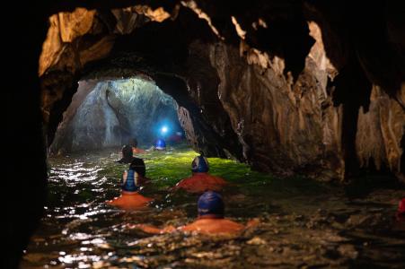 Otužilci v Punkevních jeskyních, 4. 10. 2025