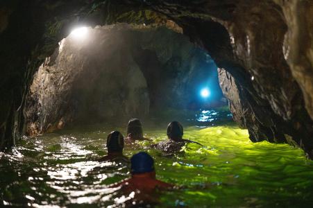 Otužilci v Punkevních jeskyních, 4. 10. 2025