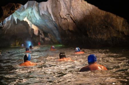 Otužilci v Punkevních jeskyních, 4. 10. 2025