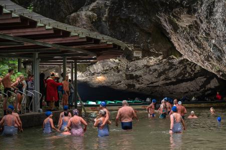 Otužilci v Punkevních jeskyních, 4. 10. 2025