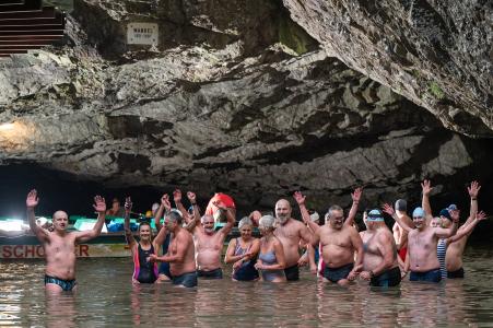 Otužilci v Punkevních jeskyních, 4. 10. 2025