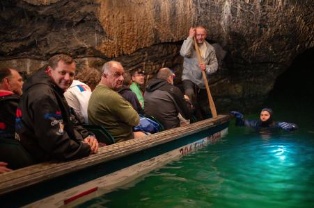 Otužilci v Punkevních jeskyních, 4. 10. 2025